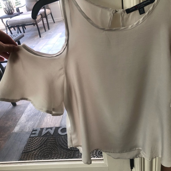 One Clothing off the shoulder stunning top - Picture 3 of 3